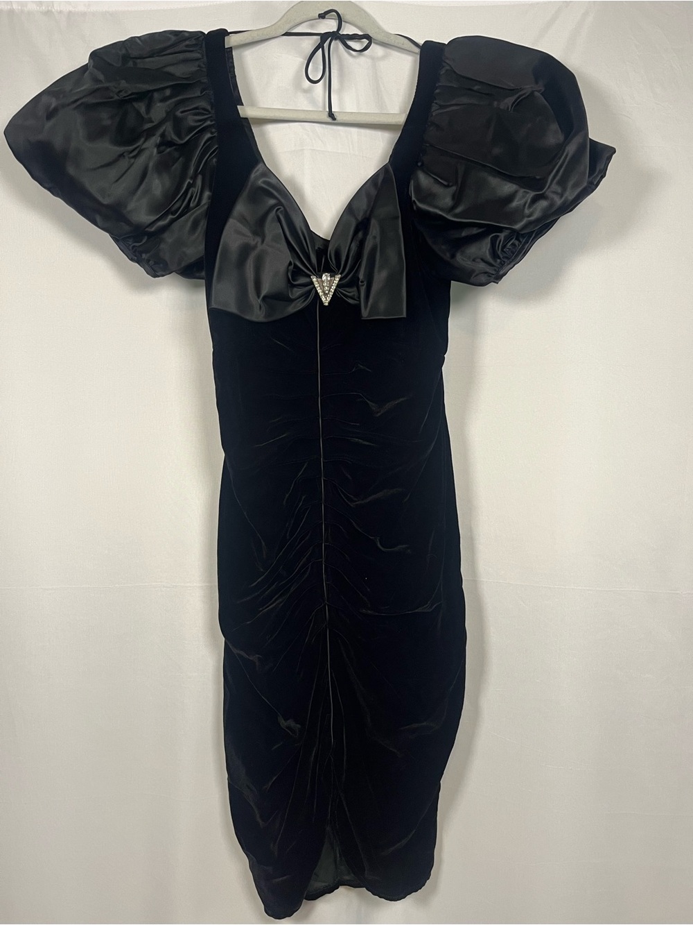 Contempo casuals VINTAGE 80s puff sleeve velvet ruched black dress w brooch